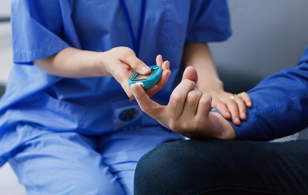 Названы четыре симптома редкой формы диабета