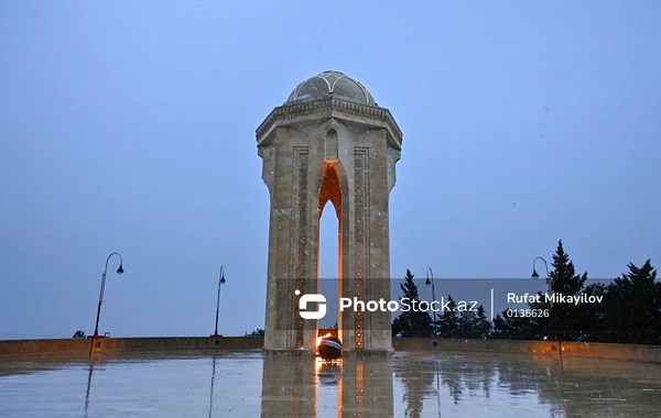 Dövlət rəsmiləri  20 Yanvar - Ümumxalq Hüzn Günü ilə bağlı Şəhidlər xiyabanını ziyarət ediblər