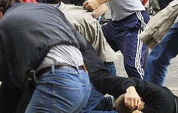 Qayınata təpiklə vurub kürəkəninin bağırsağını partlatdı