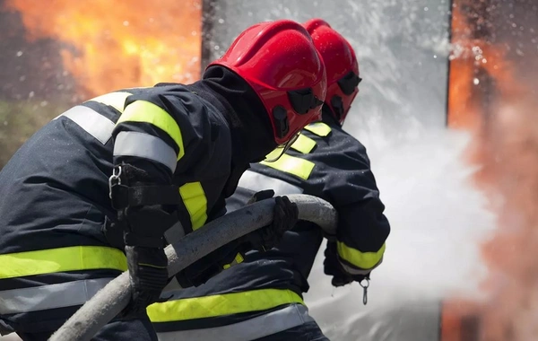 Bakıda beşmərtəbəli binada yanğın söndürülüb, sakinlər təxliyə olunub