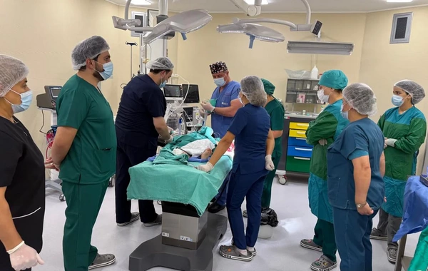 3 yaşlı uşağın ət maşınında ağır yaralanan əli 8 saatlıq əməliyyatla bərpa edilib