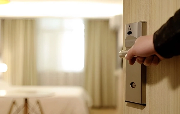 Bakıda qadın hoteldə öldürüldü: Oğlu şübhəli bilinir