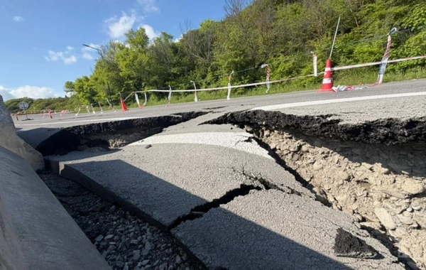 Ağsu dolaylarında TORPAQ SÜRÜŞMƏSİ: Yol qismən BAĞLANDI - FOTO