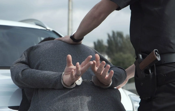 Sərnişinin maşında unutduğu mobil telefonu satan taksi sürücüsü saxlanıldı