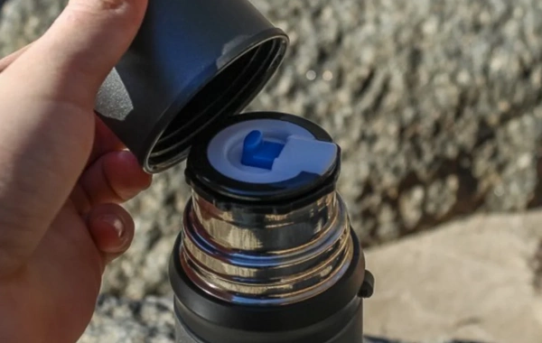 Sinif yoldaşını yandıran şagird spirti termosa töküb gətiribmiş - YENİ DETALLAR