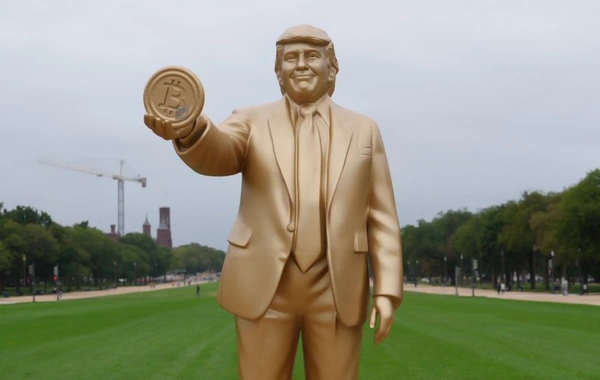 Трампу установили гигантский золотой памятник с монетой биткоина в руках