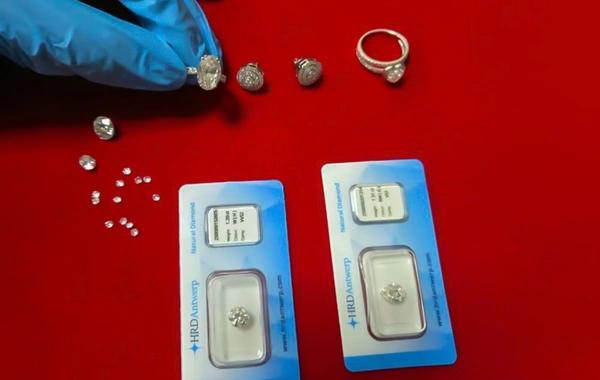 Dubaydan gələn sərnişinin əl yükündə 12,7 karat brilyant və qızıl-zinət əşyaları aşkarlanıb