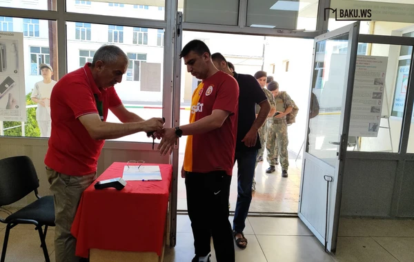 BAKU.WS-in çəkiliş qrupu seçki məntəqəsində olub