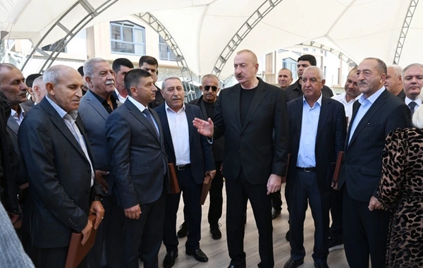 Президент Ильхам Алиев встретился с жителями города Кельбаджар, вручил им ключи от квартир