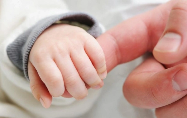 Öldüyü hesab edilən körpə dəfn hazırlığı zamanı ayılıb