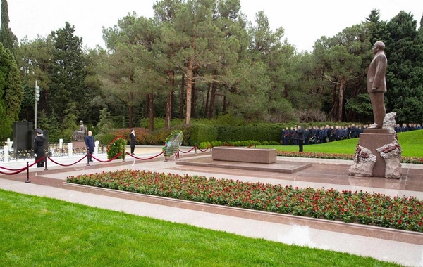 DTX-nin əməkdaşları Fəxri xiyabanda Heydər Əliyevin xatirəsini anıblar