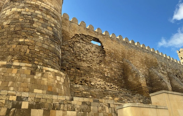 В Ичеришехер обрушилась часть крепостных стен