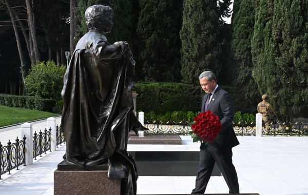 Kambocanın Baş naziri Fəxri xiyabanda Ümummilli Lider Heydər Əliyevin məzarını ziyarət edib