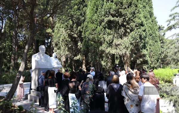 Elçinin anım mərasimində qəbirüstü abidəsinin açılışı olub