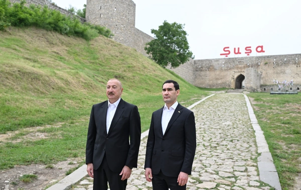 Prezidentlər Şuşada Azərbaycanın tanınmış şəxsiyyətlərinin işğal dövründə güllələnmiş büstlərinə baxıblar