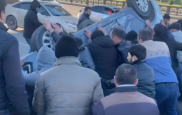 Metronun Koroğlu stansiyası yaxınlığında avtomobil aşdı