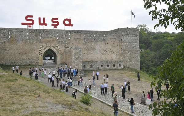 Şuşa Qlobal Media Forumunun iştirakçıları Şuşanın tarixi məkanları ilə tanış olublar