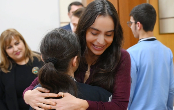 Leyla Əliyeva, Arzu Əliyeva və Alena Əliyeva 5 nömrəli internat tipli xüsusi ümumtəhsil məktəbində olublar