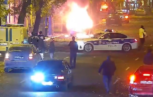 Sahil bağının yaxınlığında maşın yandı