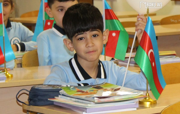 Məktəbin ilk günündən FOTOLAR