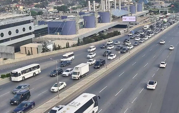 Bakının bir sıra yollarında tıxac yaranıb