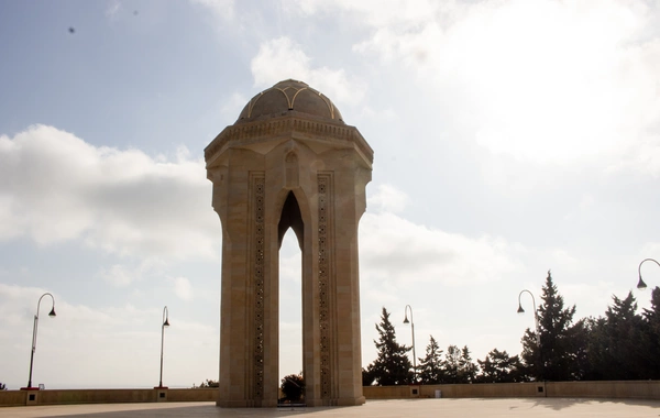 Latviya Prezidenti Şəhidlər xiyabanını ziyarət edib