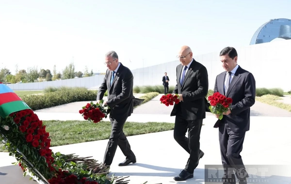 Dövlət və hökumət rəsmiləri Bakıdakı Zəfər parkında olublar
