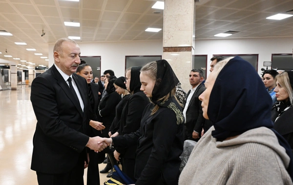 İlham Əliyev təyyarə qəzasında həlak olan ekipaj üzvlərinin vida mərasimində iştirak edib