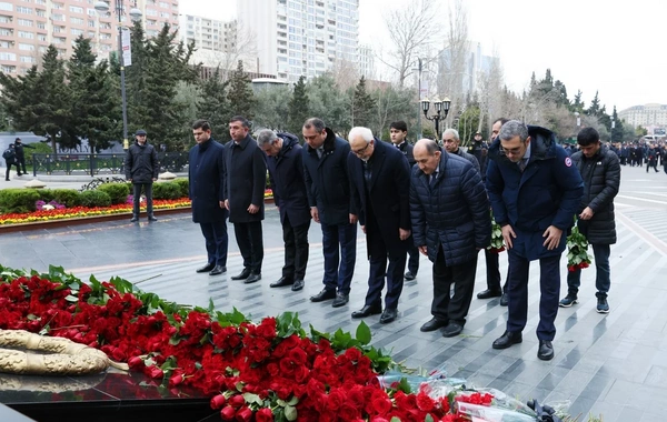 İqtisadiyyat Nazirliyinin rəhbərliyi Xocalı soyqırımı abidəsini ziyarət edib