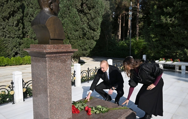 Ilham Aliyev and Mehriban Aliyeva visited the grave of the national leader Heydar Aliyev