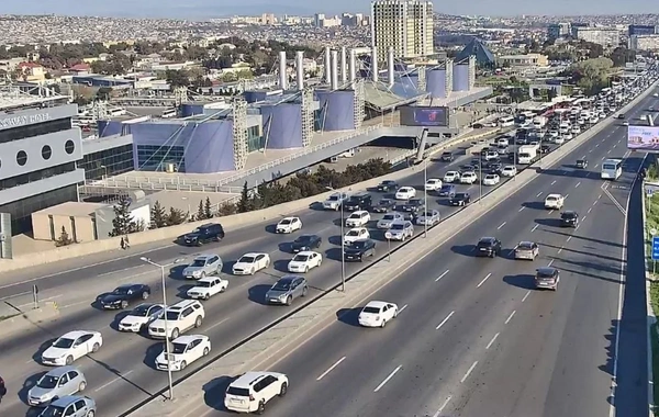 Bakının bir sıra yollarında nəqliyyatın sıxlığı yaranıb