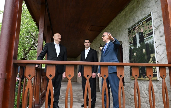 İlham Əliyev və Sərdar Berdiməhəmmədov Şuşada Bülbülün ev-muzeyində olublar