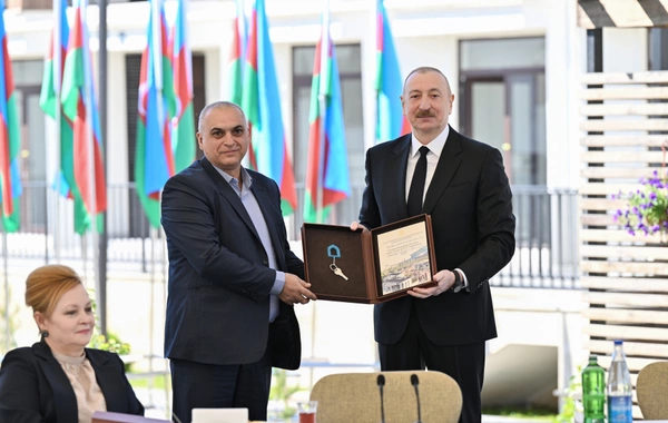 İlham Əliyev Zəngilanda ilk yaşayış kompleksinə köçən ailələrlə görüşüb