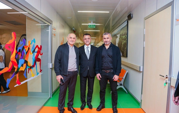 Qurban Qurbanov və futbolçuları Yeni Robotik Reabilitasiya Mərkəzini ziyarət ediblər
