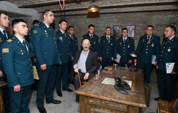 Elçin Quliyev xidməti-döyüş fəaliyyətində fərqlənən hərbi qulluqçuları təltif edib