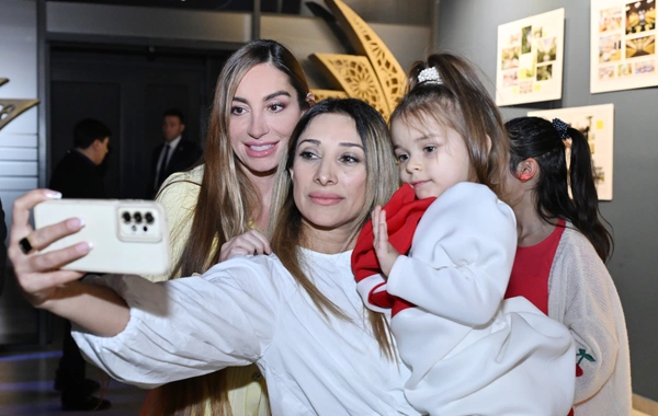 Arzu Əliyeva və Alena Əliyeva "Rənglərdə yaşanan 10 il" mövzusunda keçirilən sərgidə iştirak ediblər