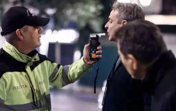 Yunanıstanın baş naziri yol polisi tərəfindən alkohol yoxlamasına cəlb edilib