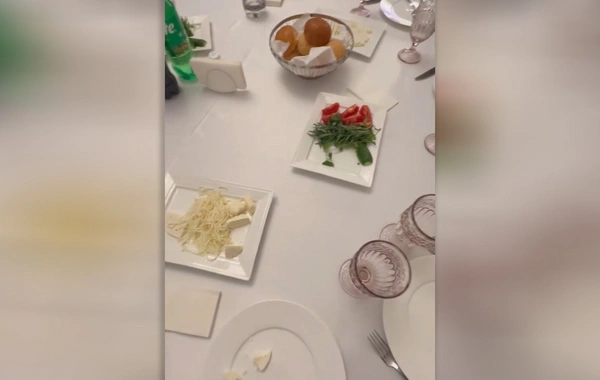 Hüseyn toyda musiqiçilərə açılan boş stolun görüntülərini paylaşıb, tənqid etdi