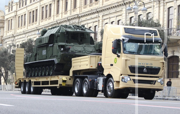 В Баку прошел марш военнослужащих в честь Дня Победы