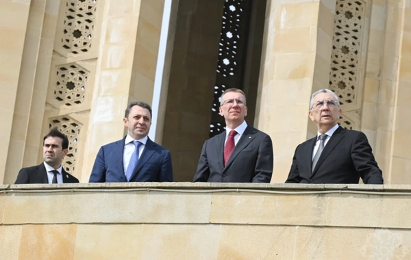 Latviya Prezidenti Şəhidlər xiyabanını ziyarət edib