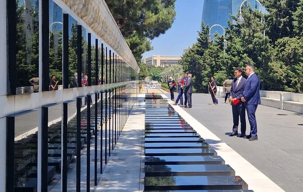 ABŞ Konqresinin nümayəndə heyəti Şəhidlər xiyabanını ziyarət edib