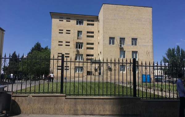 На территории больницы в Баку обнаружен мертвый плод