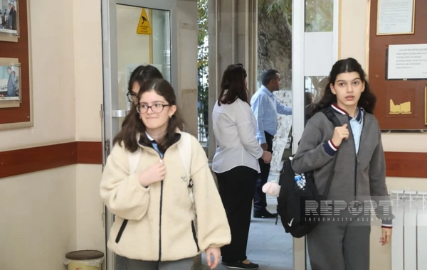 Bakıda 53 nömrəli tam orta məktəbdə vahid məktəbli geyimi ilə bağlı qərarın icrasına nəzarət olunur