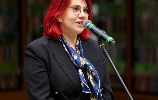 Şuşanın mərkəzində günəş enerjisi ilə işləyən "Kitab dayanacağı" istifadəyə verildi