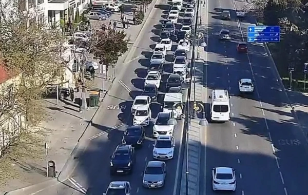 Bakının bir sıra yollarında nəqliyyatın sıxlığı müşahidə olunur
