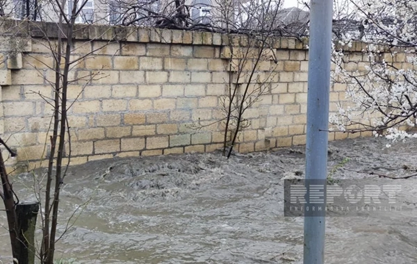 Qubada kanalizasiya borusunun tutulması nəticəsində 10-a yaxın evi su basıb