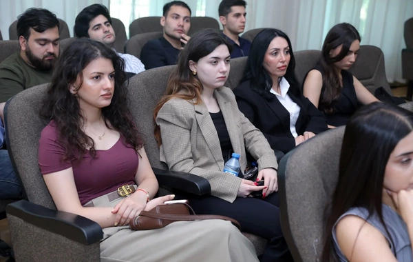 Gənc media nümayəndələri SOCAR-ın yaşıl enerji planı ilə tanış oldular