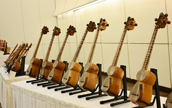 Heydər Əliyev Fondunun dəstəyi ilə alınan musiqi alətlərinin təqdimatı olub Heydər Əliyev Fondunun dəstəyi ilə alınan musiqi alətlərinin təqdimatı olub