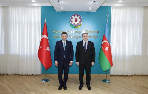 Vüqar Mustafayev Səlcuq Bayraktarla hərbi-texniki əməkdaşlığı müzakirə edib