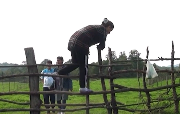 Sakinlər öz evlərinə hasarı aşaraq girməli olurlar